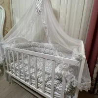 تخت و گهواره کنار مادر