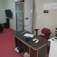 میز اداری و موکت و مبل و صندلی گردان