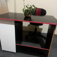 میز کاپیوتر و صندلی و دستگاه کپی