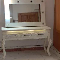 میز آرایش با آیینه چراغ دار