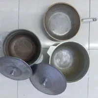 دوتا قابلمه و یک عدد تا چدن ریخته گری