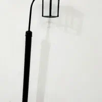 چراغ سر لوله فلزی