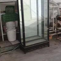 ویترین شیشه ای