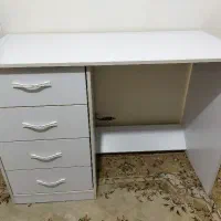 میز و کتابخانه