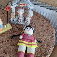 مجسمه دختر و عروسک