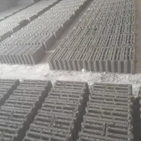 کارگر با دستگاه بلوک زنی