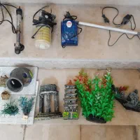 اکواریوم  در ابعاد  ۹۰ *  ۵۰. *  ۲۳. با وسایل|ماهی|دورود, |دیوار