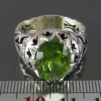 انگشتر زبرجد آفریقایی اصل همراه با 10 برلیان اصل