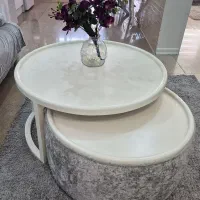 میز گرد چوبی جلوی مبل دوقلو