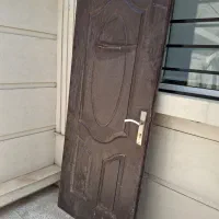 پنجره آهنی در حد نو سالم درب چوبی با قفل و دستگیره|مصالح و تجهیزات ساختمان|بافق, |دیوار