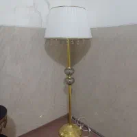 آباژور ایستاده