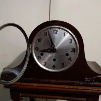 ساعت قدیمی چوبی رو شومینه ای