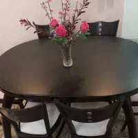 یه عدد میز بیضی با ۴ صندلی