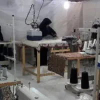 چرخ کارماهر  خانم  در تولیدی کلاه کاملا زنانه