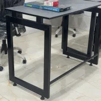 دو عدد میز طراحی شده مینیمال