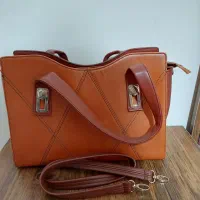 کیف دستی  دارای یک بند بلند برای رودوشی چرم