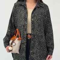 به دوزنده و وسط کار داخل کارگاه