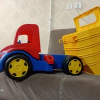ماشین باری و عروسک مورچه بزرگ