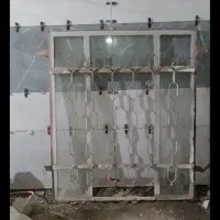 پنجره اهنی قدیمی سنگین