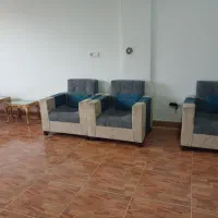 دو دست مبل سالم تمیز همراه میز وسط