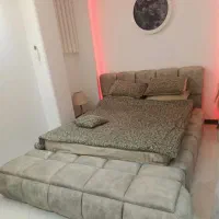 تخت وکنار تخت