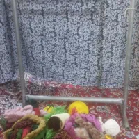 دار قالی آهنی در طول ۵۰ و عرض حدود ۶۰ و مقداری نخ