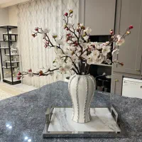 سینی استیل با صفحهٔ سنگی با گل و گلدان
