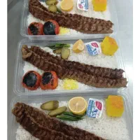 دو همکار خانم برا شستن ظروف در آشپزخونه