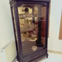 ویترین چوب نو و تمیز