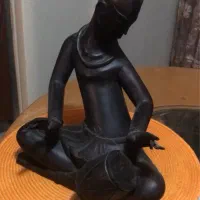 مجسمه چوبی اصل آفریقایی که سوژه نوازنده هست