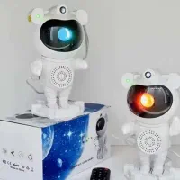فضانورد اسپیکردار کهکشانی دارای ماه و ستاره