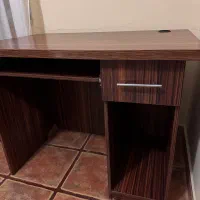 میز اداری و کامپیوتر