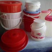 تعداد زیادی سطل و شیشه