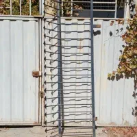 حفاظ فلزی روی دیوار