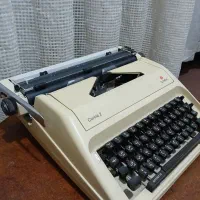 ماشین تحریر فارسی عتیقه ژاپنی ۱۲ میلیون|کلکسیون اشیاء عتیقه|ملایر, |دیوار