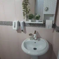 سرویس توالت و روشویی همراه با آینه