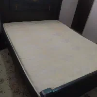 تخت خواب  وتشک رویال  و2عدد پاتختی و میز آرایش