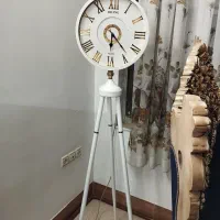 ساعت سه پایه ایستاده