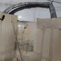 در تیبا ، درب خام