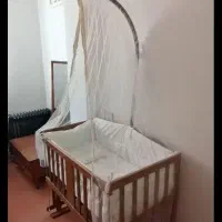 تخت کنار مادر گهواره شو