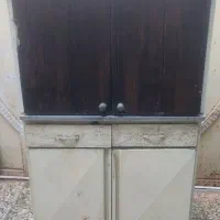 دو  عدد کابینت آشپزخانه آهنی، تمیز و سالم