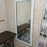 ۲عدد آینه بزرک و۲ عدد نیمکت