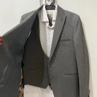 کت شلوار شیک به همراه جلیقه و پیراهن سفید نو