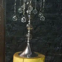 آباژور و میز چوبی