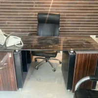 میز مدیریت و سه عدد میز مشاور