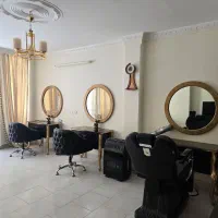 اینه و کنسول و صندلی