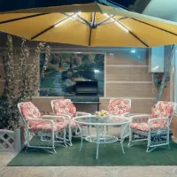 چتر سایه بان یکطرفه و صندلی و آبنما