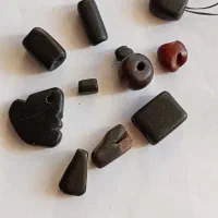 مهره هبهاب سیاه و سرخ خطی کهنه