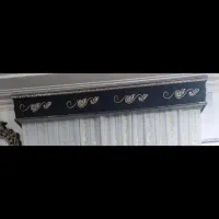 کتیبه پرده به فروش می‌رسد.
