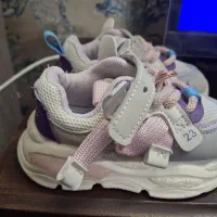 کفش کتونی دخترانه در حد نو